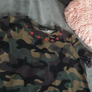 camouflage t-shirt with rose embroidery